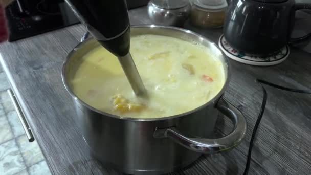 Mujer Revolviendo Con Licuadora Una Cacerola Cremosa Sopa Calabaza — Vídeo de stock