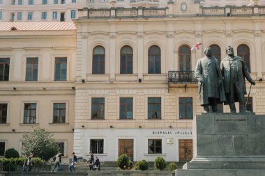 Giorgia, Tiflis, 03.26.2018: çocuklar Tiflis 'teki ana vatan Chavchavadze ve Tsereteli' nin atalarının anıtının yanındaki meydanda oynuyorlar.