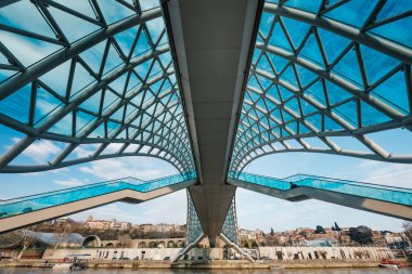 Cam ve demirden yapılmış köprü çatısı açılır kapanmaz