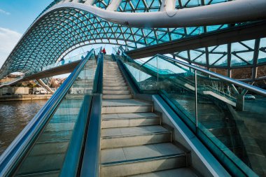 Nehrin üzerindeki cam köprüye çıkan merdiven.