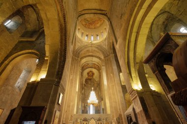 İçerideki Gürcistan kilisesi, alt manzara. Kasa ve eski tablo. Sunak.