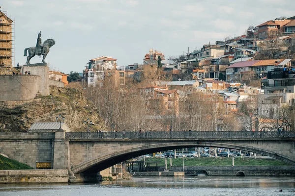 Metekhi kayasındaki Kura Nehri, eski şehir ve Vakhtang Gorgasali Anıtı manzarası