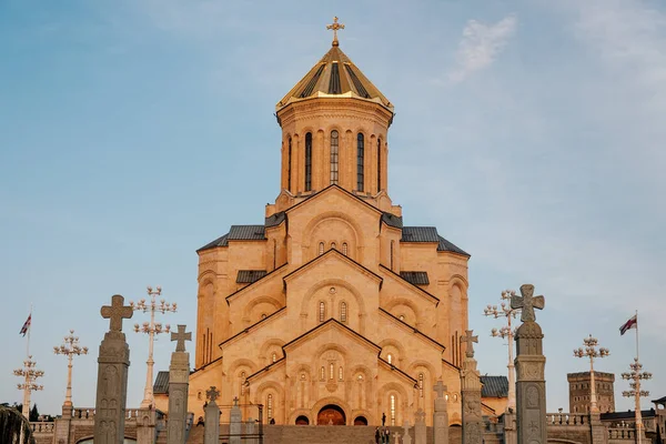 Tiflis 'teki Kutsal Üçlü Katedrali açık mavi gökyüzünün arka planına karşı