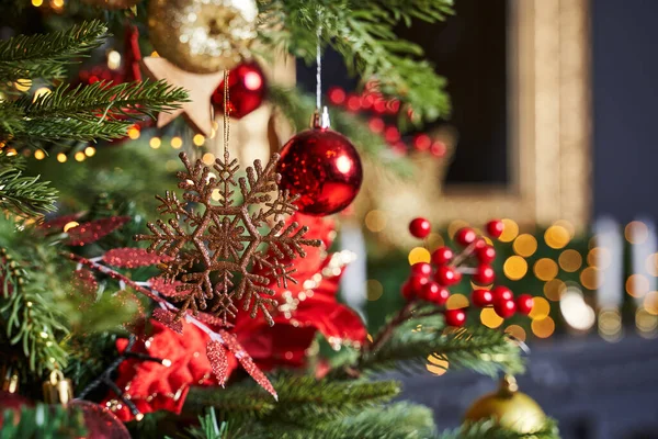 Goldene Schneeflocke Und Rote Kugeln Weihnachtsbaum Aus Nächster Nähe — Stockfoto