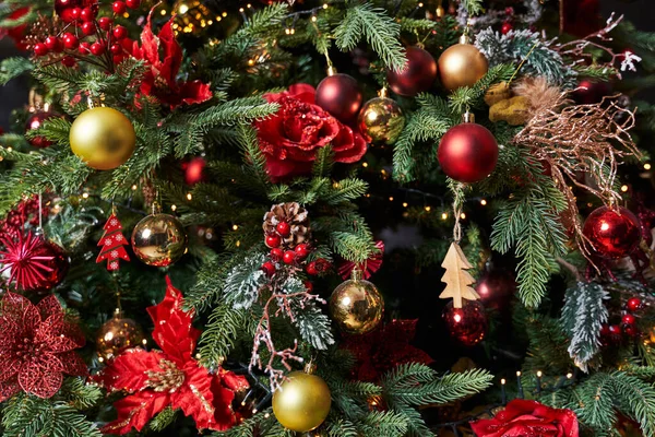  Ağaçta yakın plan oyuncaklar, altın toplar, koniler, kırmızı toplar, çiçekler ve böğürtlenler                                