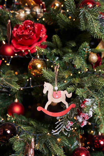 Ağaçta asılı tahta bir at şeklinde Noel oyuncağı                                    