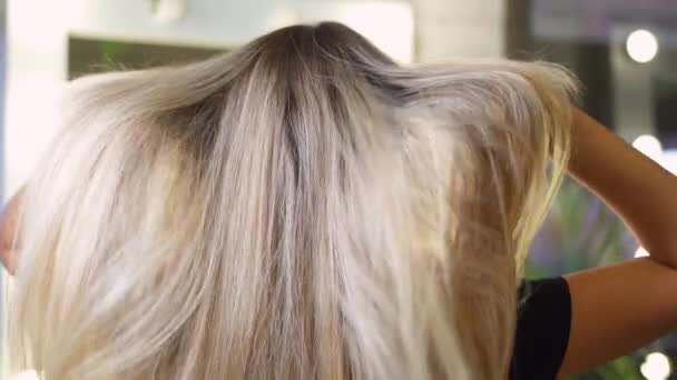 Uzun Sarı Saçlı Bir Kız Saçını Düzleştiriyor Yüzünü Siyah Bir — Stok video