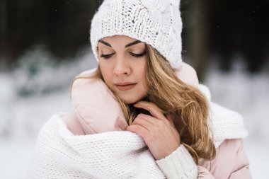 Beyaz pofuduk eldivenler içinde güzel bir kız, bir şapka ve açık renk elbiseler yakın plan portre