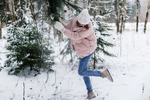 Ένα Χιονισμένο Δάσος Ένα Όμορφο Κορίτσι Τραβάει Ένα Κλαδί Από — Φωτογραφία Αρχείου