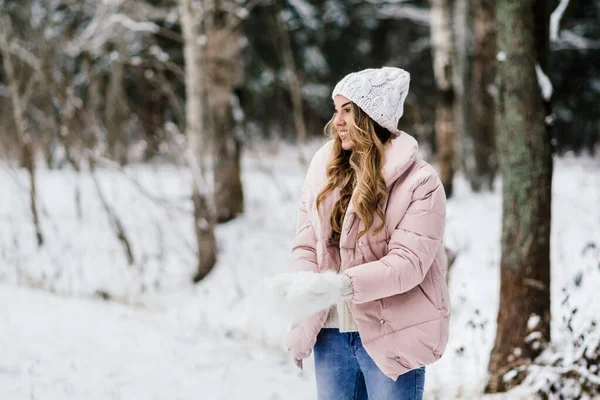 Photo Direct Une Jeune Femme Souriante Vêtements Légers Dans Parc — Photo