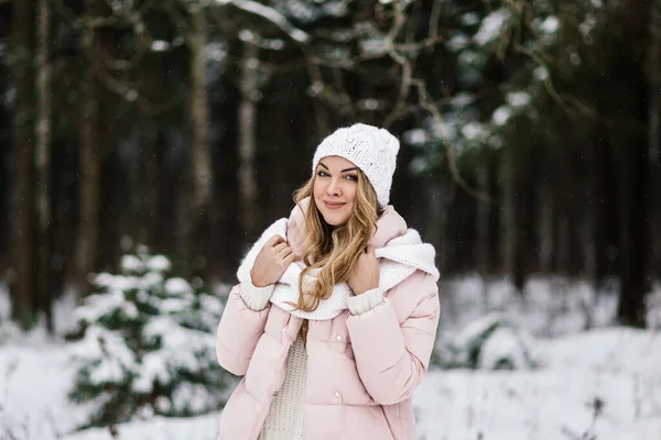 Νεαρή Όμορφη Γυναίκα Χειμωνιάτικα Ρούχα Ένα Χειμερινό Πάρκο — Φωτογραφία Αρχείου