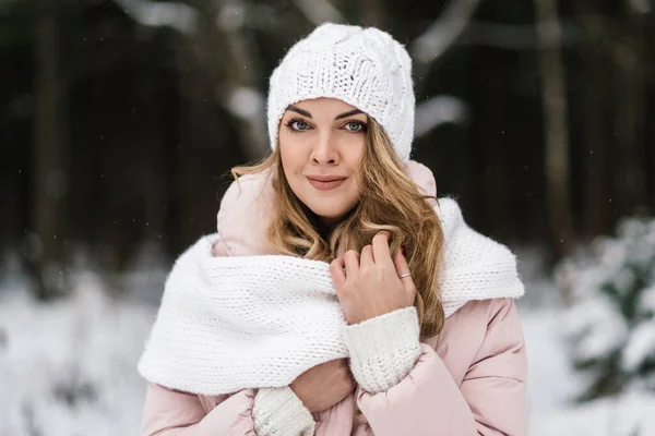 Junge Frau Nahaufnahme Porträt Einem Verschneiten Park — Stockfoto