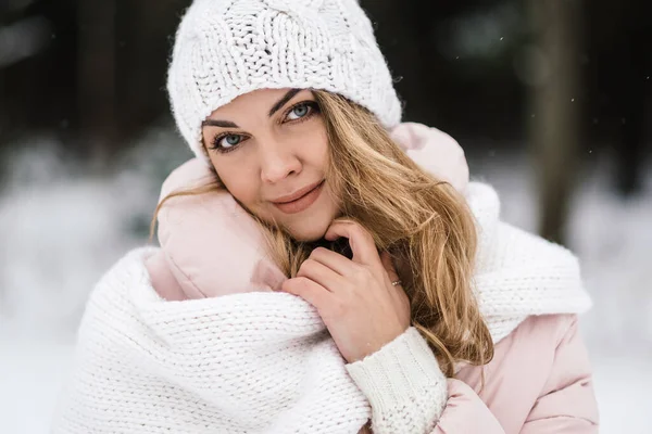 Beyaz şapkalı ve eşarplı güzel bir kızın yakın portresi.