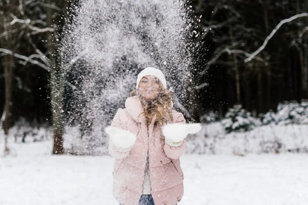 Ένα Χιονισμένο Δάσος Ένα Όμορφο Κορίτσι Ρίχνει Χιόνι Μπροστά Της — Φωτογραφία Αρχείου