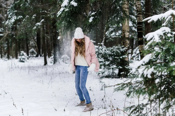 Ung Vacker Kvinna Går Bland Snöiga Granar Och Snö Faller — Stockfoto