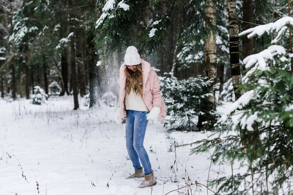 Jeune Belle Femme Marche Parmi Les Sapins Neigeux Neige Tombe — Photo