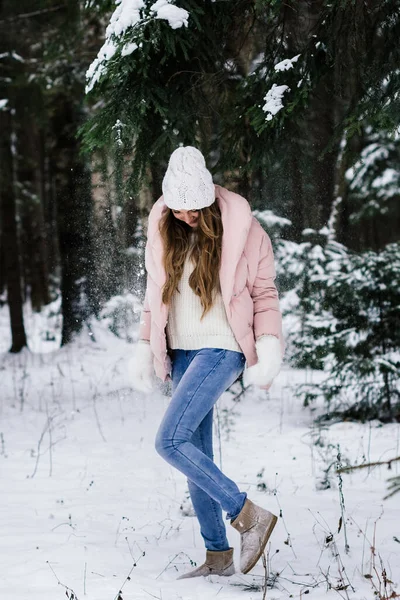 Ένα Χιονισμένο Δάσος Ένα Όμορφο Κορίτσι Στέκεται Κάτω Από Ένα — Φωτογραφία Αρχείου