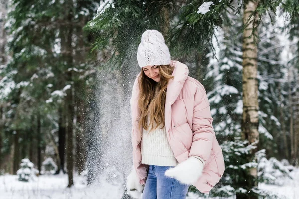 Vacker Flicka Snöig Skog Vilken Snö Faller Från Trädgren — Stockfoto