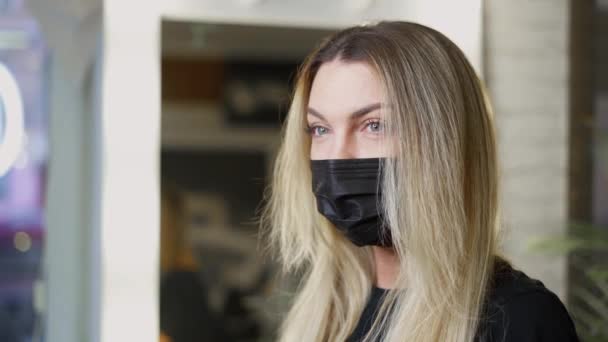 Modelo Niña Máscara Protectora Negro Con Pelo Largo Rubio Posando — Vídeo de stock