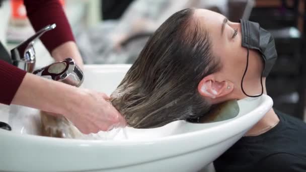 Salón Belleza Las Manos Peluquería Lavado Los Cabellos Largos Mujer — Vídeo de stock