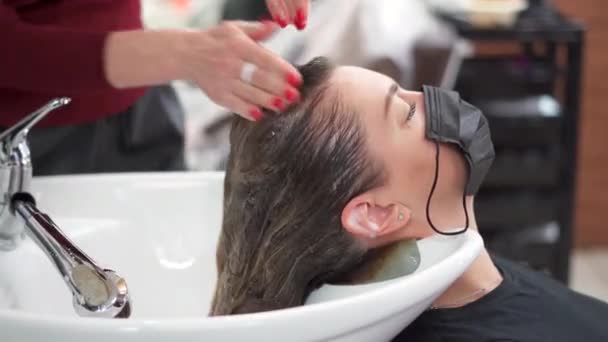 Ένα Σαλόνι Ομορφιάς Κομμώτρια Πλένει Κεφάλι Μιας Γυναίκας Μια Μαύρη — Αρχείο Βίντεο