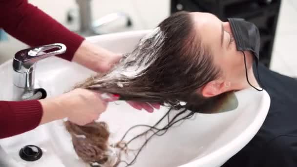 Salonie Piękności Fryzjer Stosuje Specjalną Kompozycję Włosów Dziewczyny Zlewie Klient — Wideo stockowe
