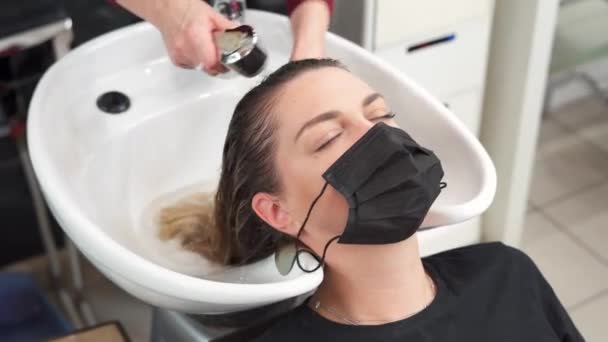 Dengan Keran Khusus Dengan Air Tangan Penata Rambut Mencuci Rambut — Stok Video