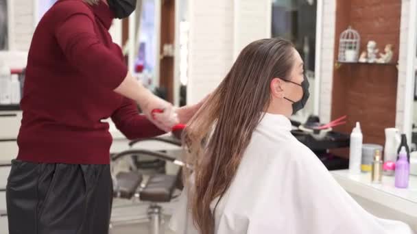 Penata Rambut Salon Kecantikan Menyikat Rambut Panjang Seorang Gadis Depan — Stok Video