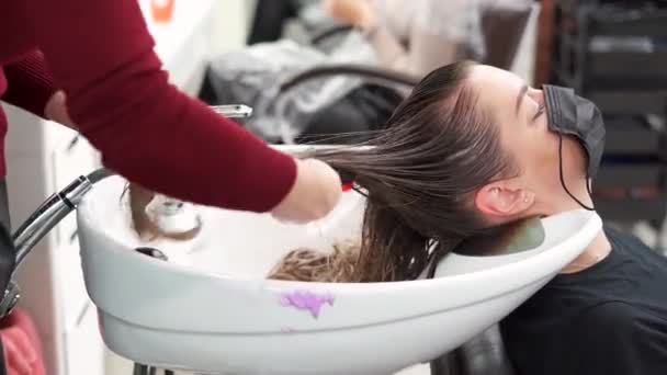 Γυναικεία Χέρια Στο Νεροχύτη Χτενίζουν Πολύ Μακριά Μπερδεμένα Ξανθά Μαλλιά — Αρχείο Βίντεο