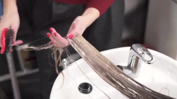 Mãos Femininas Pia Estão Penteando Cabelos Loiros Molhados Muito Longos — Vídeo de Stock