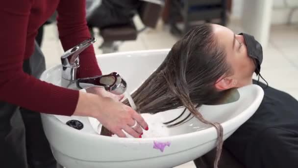 Penata Rambut Tangan Mencuci Dengan Air Wastafel Rambut Panjang Seorang — Stok Video