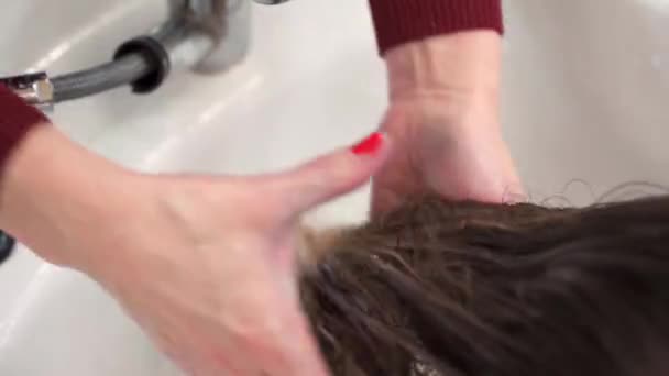 Mãos Cabeleireiro Com Esmalte Vermelho Espalhar Produto Através Cabelos Longos — Vídeo de Stock