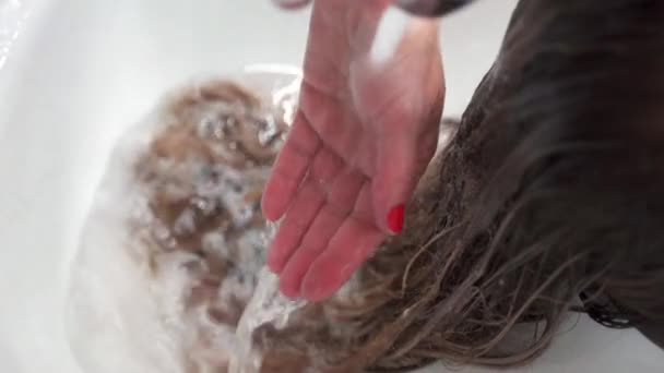 Las Manos Peluquería Lavan Pelo Largo Bajo Agua Fregadero Bajo — Vídeo de stock