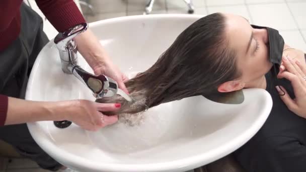 Mãos Femininas Com Manicure Vermelho Lavar Cabelo Longo Pia Uma — Vídeo de Stock