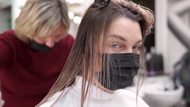 Güzellik Salonunda Maskeli Bir Kuaför Koruyucu Siyah Maskeli Bir Kızın — Stok video
