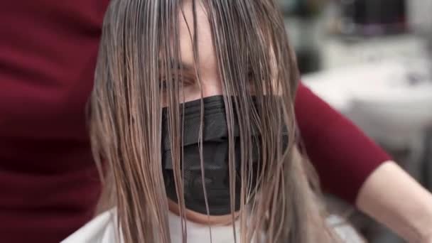 Testa Una Donna Con Una Maschera Protettiva Nera Capelli Bagnati — Video Stock