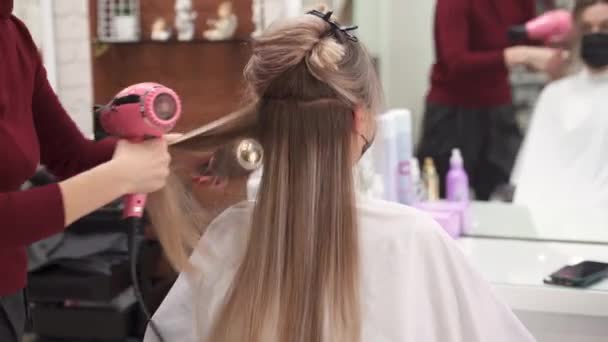 Güzellik Salonundaki Usta Saçlarını Pembe Bir Saç Kurutma Makinesiyle Kurutuyor — Stok video