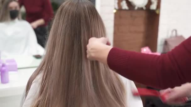 Kırmızı Manikürlü Kadın Elleri Kırmızı Fırçayla Tarıyor Uzun Sarı Saçlı — Stok video