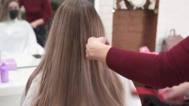 Weibliche Hände Mit Roter Maniküre Kämmen Mit Einem Roten Pinsel — Stockvideo