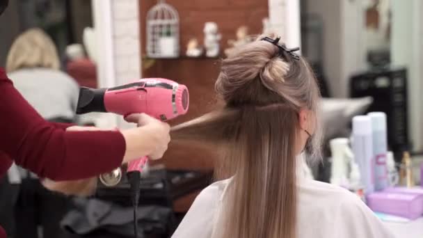 Beauty Salon Hairdresser Dries Girl Long Blonde Hair Winding Brush — Stock Video