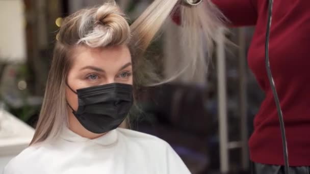 Fryzjer Salonie Piękności Grzebie Blond Włosy Dziewczyny Czarnej Masce Ochronnej — Wideo stockowe