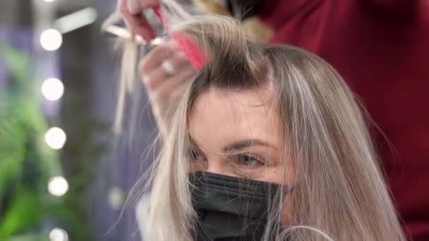 Einem Schönheitssalon Schneiden Die Hände Eines Friseurs Die Blonden Haare — Stockvideo