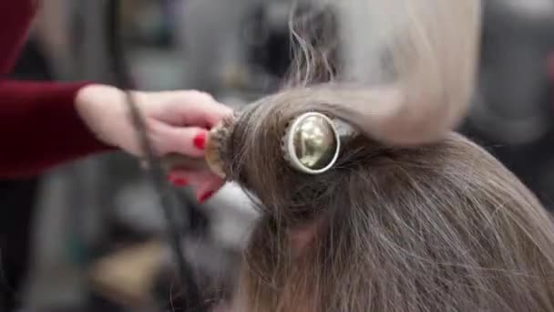 Cheveux Blonds Est Tordu Sur Une Brosse Ronde Étiré Sur — Video