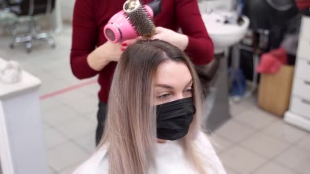 Kadeřnice Učesává Vlasy Kulatým Kartáčem Suší Fénem Dívce Ochranné Masce — Stock video