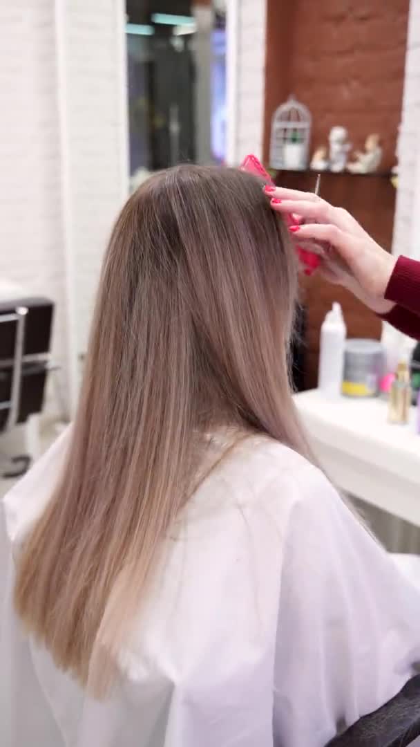Dikey Video Güzel Taraklı Bir Kuaförün Elleri Uzun Sarı Saçlı — Stok video