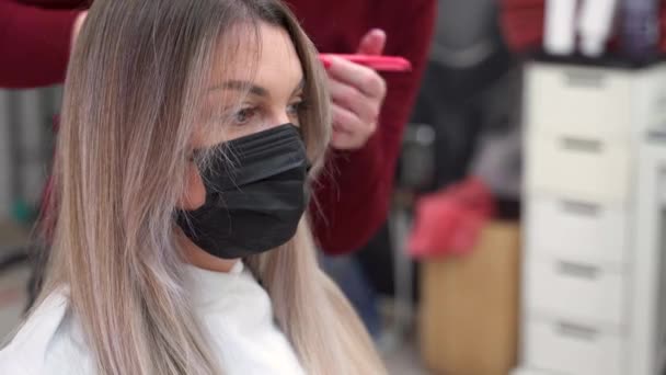 Salão Beleza Cabeleireiro Uma Máscara Protetora Penteia Corta Uma Menina — Vídeo de Stock