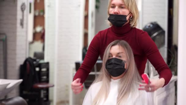 Κομμώτρια Σαλόνι Ομορφιάς Προστατευτική Μάσκα Χτενίζει Λεπτή Χτένα Ξανθά Μαλλιά — Αρχείο Βίντεο
