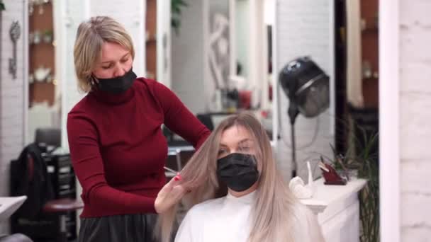 Coiffeur Dans Masque Protection Dans Salon Beauté Peigne Peigne Rose — Video