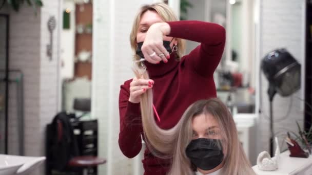 Beauty Salon Hairdresser Protective Mask Picks Girl Blonde Hair Cuts — Vídeo de stock