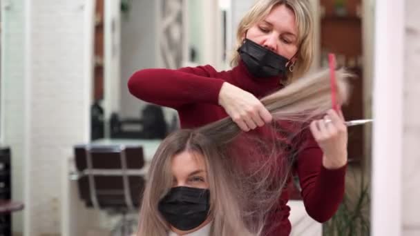Hairdresser Beauty Salon Protective Mask Cuts Long Blonde Hair Girl — Stock Video